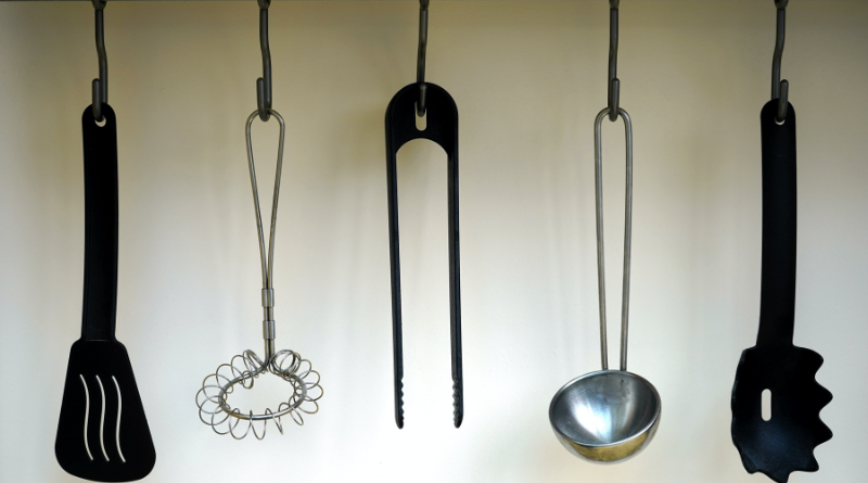 What cannot be used to dry utensils? Kitchen tank
